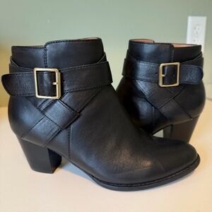 VIONIC - like new Women's Black Leather Ankle Bootie with Buckle Strap size 6